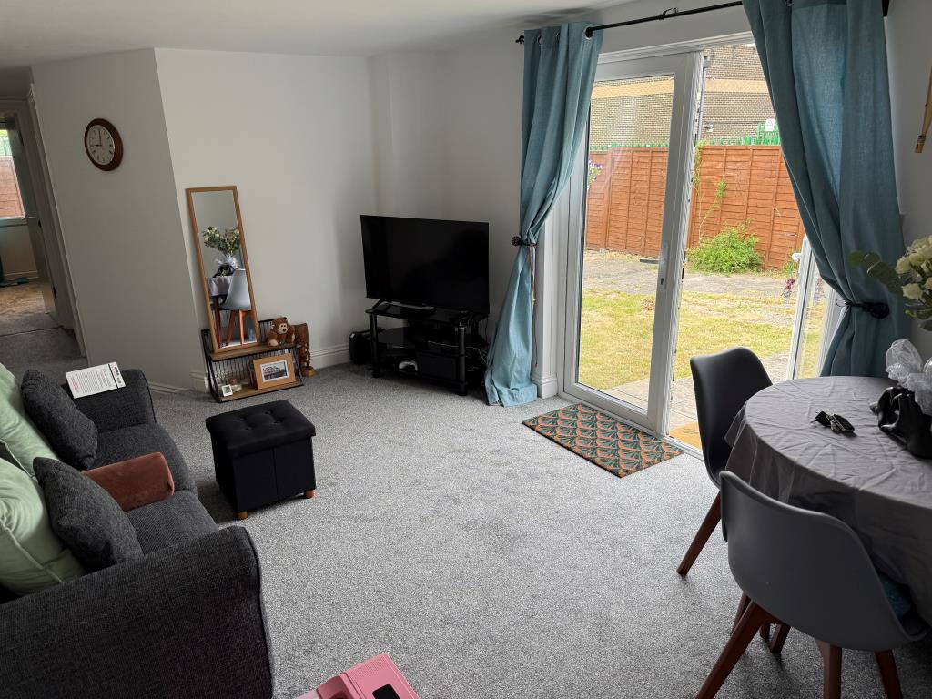 Lot: 161 - DETACHED BUNGALOW IN TOWN CENTRE - Living room with glazed doors to rea garden